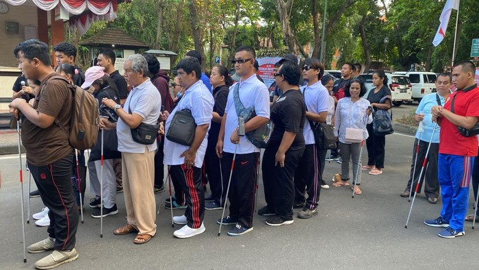 Dewan Pengurus Daerah (DPD) Persatuan Tuna Netra Indonesia (Pertuni) Provinsi Bali mengadakan acara Rally Tongkat Adaptif di Lapangan Bajra Sandhi Renon, Denpasar, Minggu (20/8/2023).