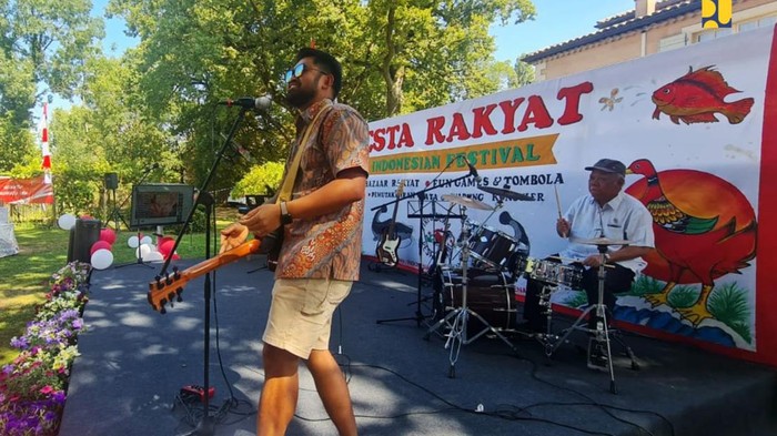 Di sela-sela kunjungan kerjanya ke Swiss, Menteri PUPR Basuki Hadimuljono menghadiri Pesta Rakyat dalam rangka HUT ke-78 RI ke-78. Basuki juga unjuk gigi bermain drum.