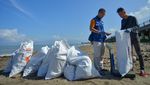 Aksi Bersih-bersih Sampah di Pantai Padang