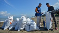 Aksi bersih-bersih pantai yang diinisiasi World Cleanup Day Indonesia bersama sejumlah pihak itu untuk memeriahkan HUT ke-78 RI. Selain itu, aksi itu juga untuk membangun semangat generasi muda dalam membersihkan dan memelihara keindahan alam Indonesia. 