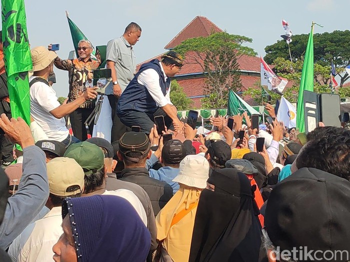 Anies Baswedan menghadiri deklarasi relawan pendukungnya di PRPP Semarang, Minggu (20/8/2023).
