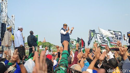 Anies Baswedan menyapa pendukungnya di PRPP Semarang, Minggu (20/8/2023).