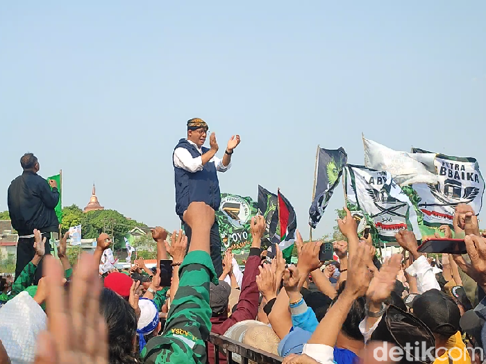 Anies Baswedan menyapa pendukungnya di PRPP Semarang, Minggu (20/8/2023).