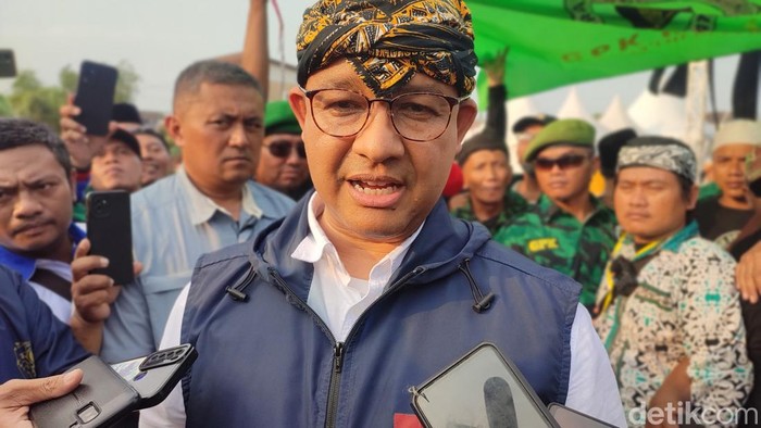Anies Baswedan saat memberi keterangan pers seusai deklarasi relawan KIB di Semarang, Minggu (20/8/2023).