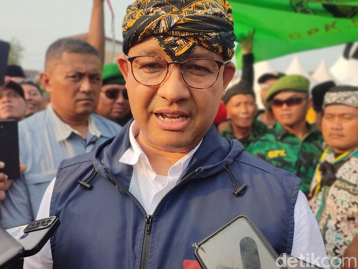 Anies Baswedan saat memberi keterangan pers seusai deklarasi relawan KIB di Semarang, Minggu (20/8/2023).