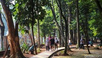 Warga berolahraga sambil menikmati taman yang asri. 