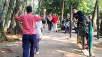 Pagi yang cerah ini membuat warga bersemangat untuk berolahraga. 