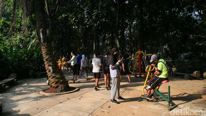 Asyiknya Olahraga Sambil Menikmati Taman Asri di Tangsel Sejumlah warga melakukan aktivitas pagi di Taman Kota BSD 1, Tangerang Selatan, Minggu (20/8/2023). Warga memanfaatkan Taman Kota BSD 1 ini untuk berolahraga agar badan tetap sehat.