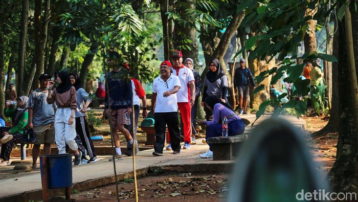 Asyiknya Olahraga Sambil Menikmati Taman Asri di Tangsel Sejumlah warga melakukan aktivitas pagi di Taman Kota BSD 1, Tangerang Selatan, Minggu (20/8/2023). Warga memanfaatkan Taman Kota BSD 1 ini untuk berolahraga agar badan tetap sehat.