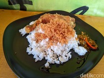 Gurih Nagih! Ayam Goreng SPG di Bandung dengan Taburan Serundeng