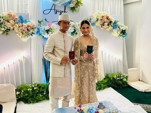 Azizah Putri Andre Rosiade dan Pratama Arhan Pamer Buku Nikah Usai Akad