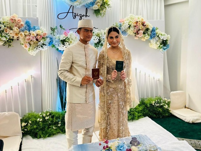 Azizah Salsha, putri politisi Andre Rosiade resmi dinikahi oleh Pemain Timnas sepak bola Indonesia Pratama Arhan. Akad nikah digelar di Masjid Indonesia Tokyo, Minggu (20/8/2023) pukul 13.00 JST, atau 11.00 WIB. Foto: Azizah Salsha, Putri Andre Rosiade Dinikahi Pemain Timnas Pratama Arhan (Istimewa)
