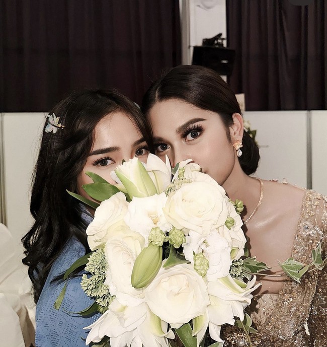 Fuji merupakan sahabat dari Azizah Salsha. Tak heran jika ia menyediakan waktu untuk datang ke nikahan Azizah yang dinikahi oleh pemain Timnas sepak bola Indonesia Pratama Arhan, meski acara pernikahan tersebut digelar di Tokyo, Jepang. Foto: dok. Instagram/@fuji_an