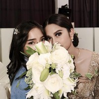 Fuji merupakan sahabat dari Azizah Salsha. Tak heran jika ia menyediakan waktu untuk datang ke nikahan Azizah yang dinikahi oleh pemain Timnas sepak bola Indonesia Pratama Arhan, meski acara pernikahan tersebut digelar di Tokyo, Jepang. Foto: dok. Instagram/@fuji_an