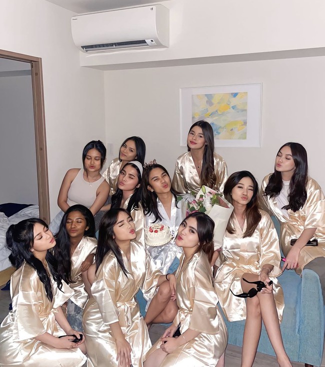 Di hari sebelumnya, Azizah dan sejumlah temannya itu mengadakan bridal shower. Foto: dok. Instagram/@fuji_an