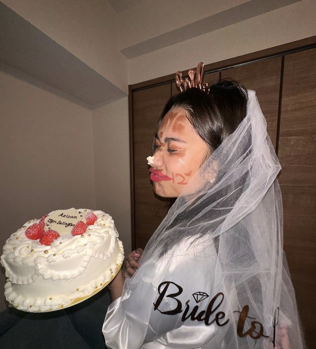 Inilah potret Azizah yang didandani aneh oleh teman-temannya. Momen bridal shower tersebut dibagikan Fuji di Instagramnya. Foto: dok. Instagram/@fuji_an