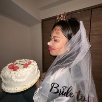 Inilah potret Azizah yang didandani aneh oleh teman-temannya. Momen bridal shower tersebut dibagikan Fuji di Instagramnya. Foto: dok. Instagram/@fuji_an