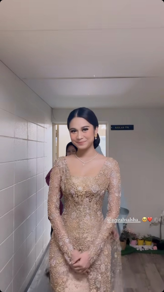 Inilah penampilan cantik Azizah di hari pernikahannya. Wanita 20 tahun itu mengenakan kebaya coklat bronzer penuh payet. Foto: dok. Instagram/@ochiipramita