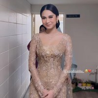 Inilah penampilan cantik Azizah di hari pernikahannya. Wanita 20 tahun itu mengenakan kebaya coklat bronzer penuh payet. Foto: dok. Instagram/@ochiipramita