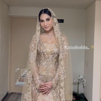 Kebaya berpotongan panjang menyapu lantai itu karya desainer Asky Febrianti. Saat akad nikah, Anisa tampil semakin menawan dengan kerudung panjang yang senada. Foto: dok. Instagram/@ochiipramita