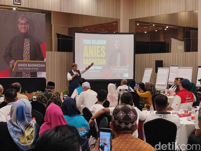 Bacapres Anies Baswedan saat memberi arahan kepada relawannya se-Jateng di Semarang, Minggu (20/8/2023).