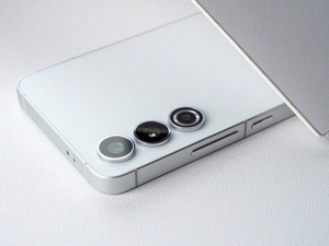 Galaxy S24 Adopsi Desain Flat Ala iPhone 15