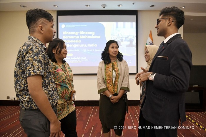 Dina Budi Arie saat bincang-bincang dengan perwakilan Mahasiswa Indonesia yang sedang menimba ilmu di Sillicon Valley-nya India