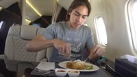 Lewat Instagramnya, El yang aktif sebagai YouTuber ini sering membagikan momen serunya. Terutama ketika kulineran di berbagai tempat makan. Dirinya juga tak gengsi makan di tempat kaki lima. Foto: Instagram El Rumi
