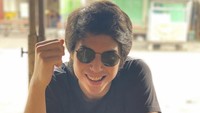 Pria berusia 24 tahun ini, paling suka menyantap sate. Tak perlu makan sate di restoran mewah, sate di tempat makan sederhana sudah membuatnya bahagia. Foto: Instagram El Rumi