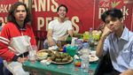El Rumi Tak Gengsi Kulineran Kaki Lima, Makan Sate hingga Soto