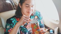 Menikmati penerbangan dengan pesawat pribadi. El tetap ngemil, produk snack yang dikeluarkannya bersama kedua saudaranya. Foto: Instagram El Rumi