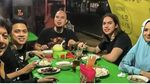 El Rumi Tak Gengsi Kulineran Kaki Lima, Makan Sate hingga Soto