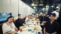 Terakhir ini keseruan El saat makan bareng sang adik, dan beberapa kerabat terdekatanya di sebuah restoran yang menyajikan menu makanan Indonesia. Foto: Instagram El Rumi