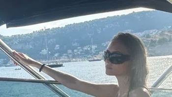 Gadis itu memegang paha orang lain, bukan paha dia. Foto: Reddit