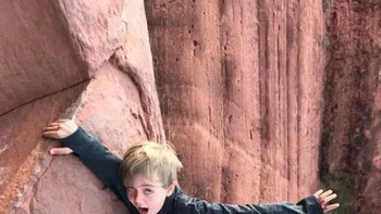 Bocah ini lagi tiduran, bukan tergantung di tebing. Foto: Reddit