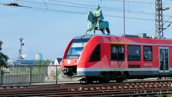 Angle yang pas seolah patungnya naik di atas kereta. Foto: Reddit