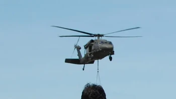 Bocah ini seperti lagi diangkat helikopter. Foto: Reddit