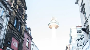 Itu menara stasiun TV, namun tiangnya hampir tak kelihatan. Foto: Reddit