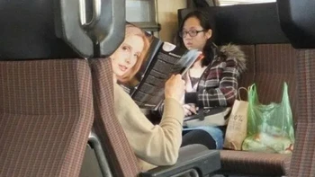 Yang sedang menengok adalah wajah di halaman majalah, bukan wajah aslinya. Foto: Reddit