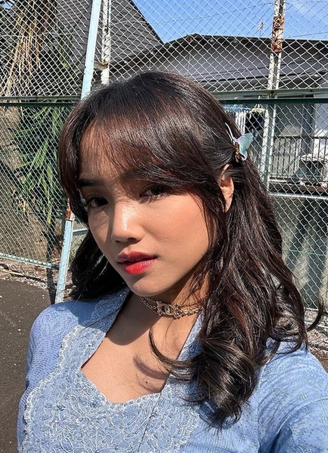 Rambut terurai dengan aksen curly dan jepitan kupu-kupu berwarna biru memuat penampilan Fuji tetap terlihat cute. Foto: dok. Instagram/@fuji_an