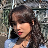 Rambut terurai dengan aksen curly dan jepitan kupu-kupu berwarna biru memuat penampilan Fuji tetap terlihat cute. Foto: dok. Instagram/@fuji_an