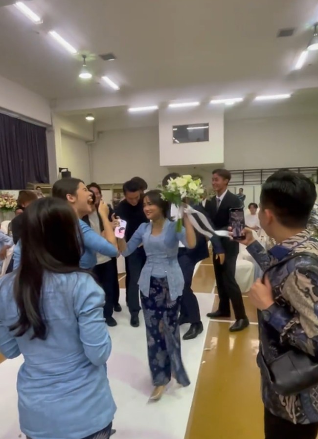 Dalam momen tersebut, Fuji yang masih berstatus single itu pun tampak menangkap buket bunga. Mitosnya, siapa yang mendapatkan buket bunga lemparan dari pengantin akan segera menyusul menikah. Foto: dok. Instagram/@fuji_an