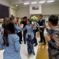 Dalam momen tersebut, Fuji yang masih berstatus single itu pun tampak menangkap buket bunga. Mitosnya, siapa yang mendapatkan buket bunga lemparan dari pengantin akan segera menyusul menikah. Foto: dok. Instagram/@fuji_an