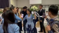 Fuji mendapat buket bunga yang dilempar oleh Azizah Salsha. Alhasil Fuji merasa panik karena semuanya terlihat pasrah dan justru memberikan kesempatan dirinya untuk mendapatkan bunga pengantin itu. Foto: dok. Instagram/@fuji_an