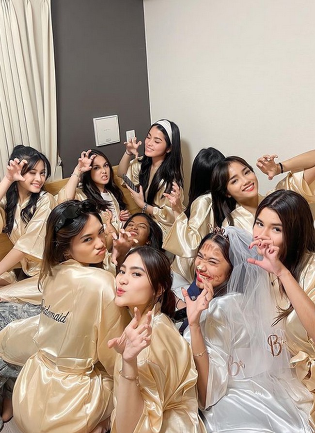 Sebelum acara pernikahan tersebut, Fuji dan teman-temannya membuatkan Azizah pesta bridal shower. Foto: dok. Instagram/@fuji_an
