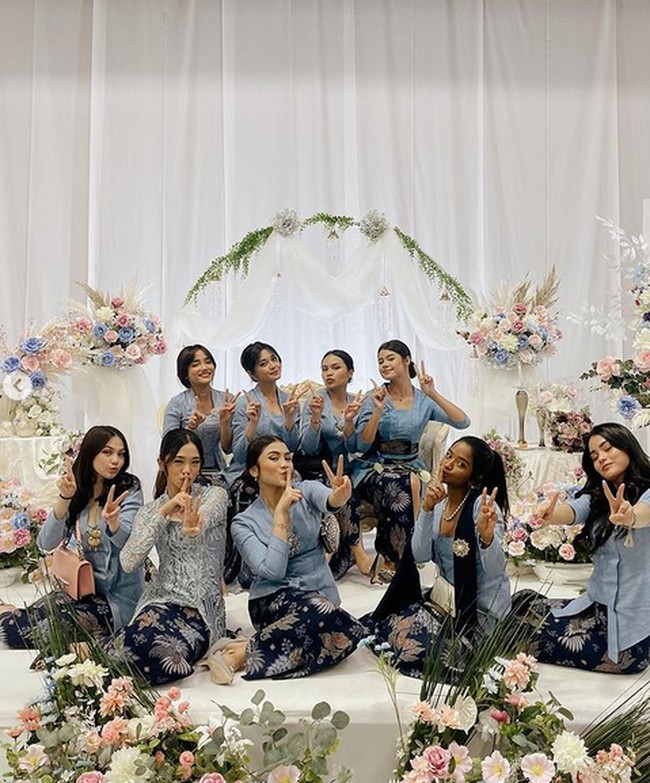 Menjadi bridesmaid untuk Azizah dan Arhan, Fuji tampil berseragam kebaya biru. Inilah potret Azizah bersama para bridesmaid lainnya. Foto: dok. Instagram/@fuji_an
