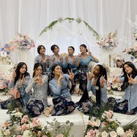 Menjadi bridesmaid untuk Azizah dan Arhan, Fuji tampil berseragam kebaya biru. Inilah potret Azizah bersama para bridesmaid lainnya. Foto: dok. Instagram/@fuji_an