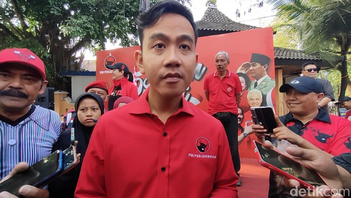 Gibran Rakabuming Raka usai memberangkatkan peserta jalan sehat PDIP dapil Banjarsari 3, Solo, Minggu (20/8/2023).