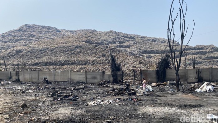 Gubuk pemulung di luar area Tempat Pengolahan Sampah Terpadu (TPST) Bantargebang, Bekasi, Jawa Barat, terbakar (Devi Puspitasari/detikcom)