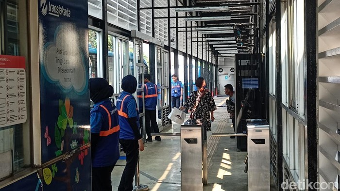 Halte TransJakarta Tendean beroperasi normal lagi (Adrial/detikcom).